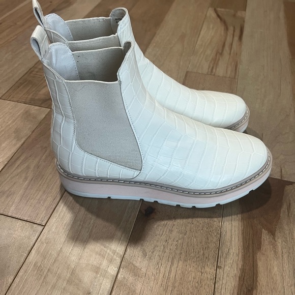 Dolce Vita Tazmin Ivory Croc Embossed Leather Chelsea Boots Size 9.5 - Picture 2 of 9